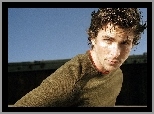 Christian Bale, br�zowy sweterek
