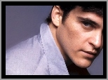 Joaquin Phoenix, błękitna koszula