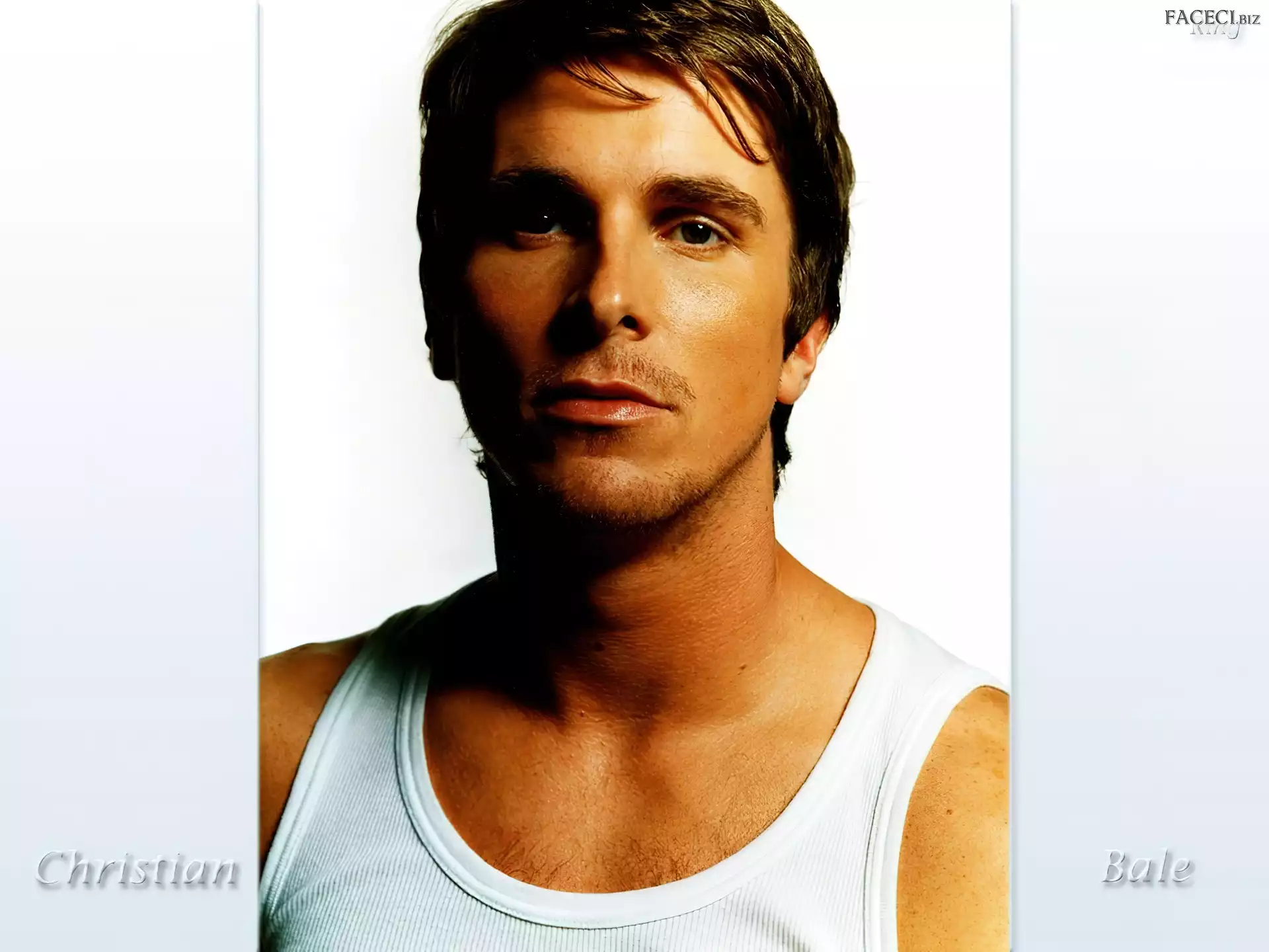 Christian Bale, biała koszulka