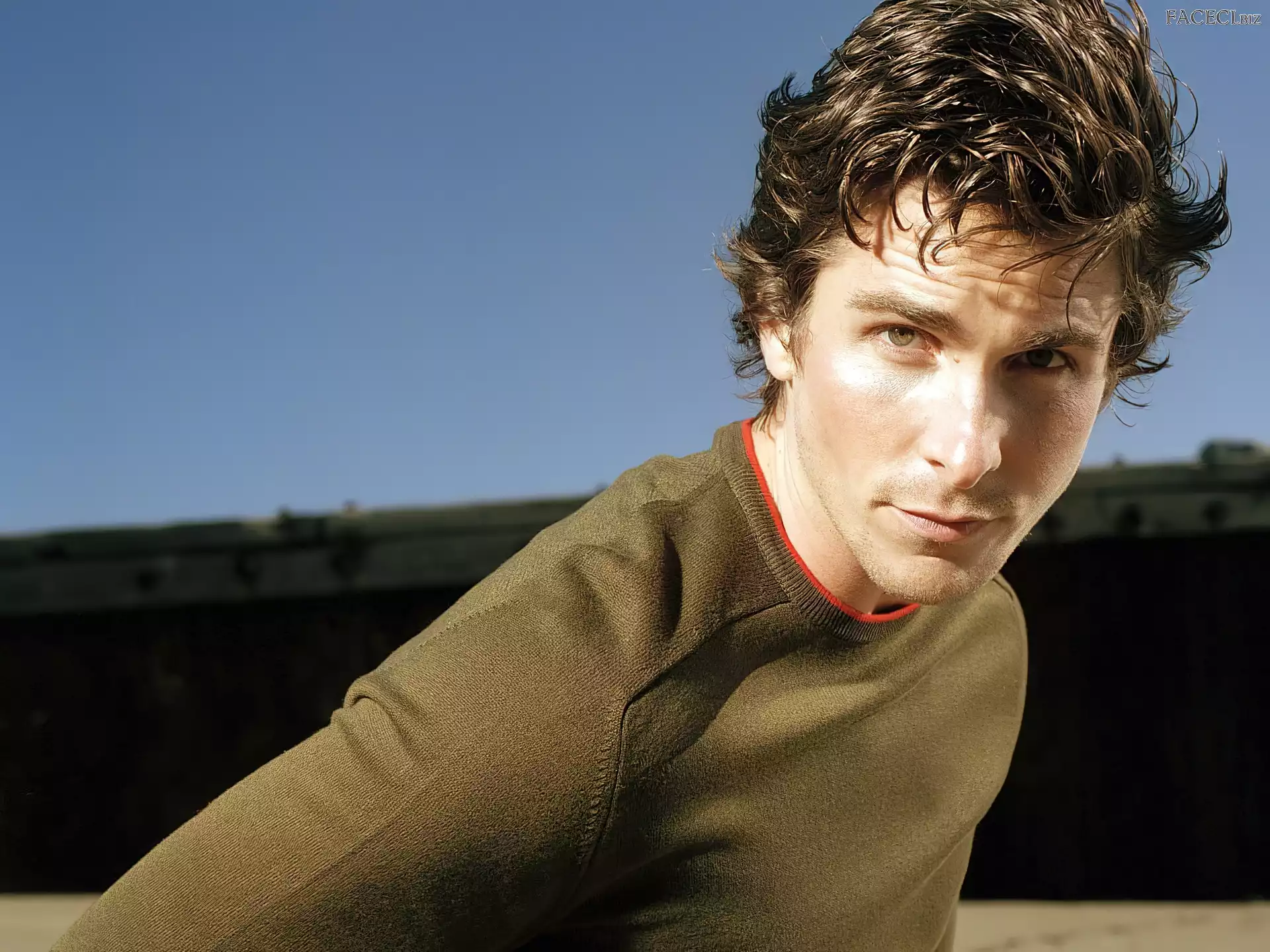 Christian Bale, brÄ…zowy sweterek