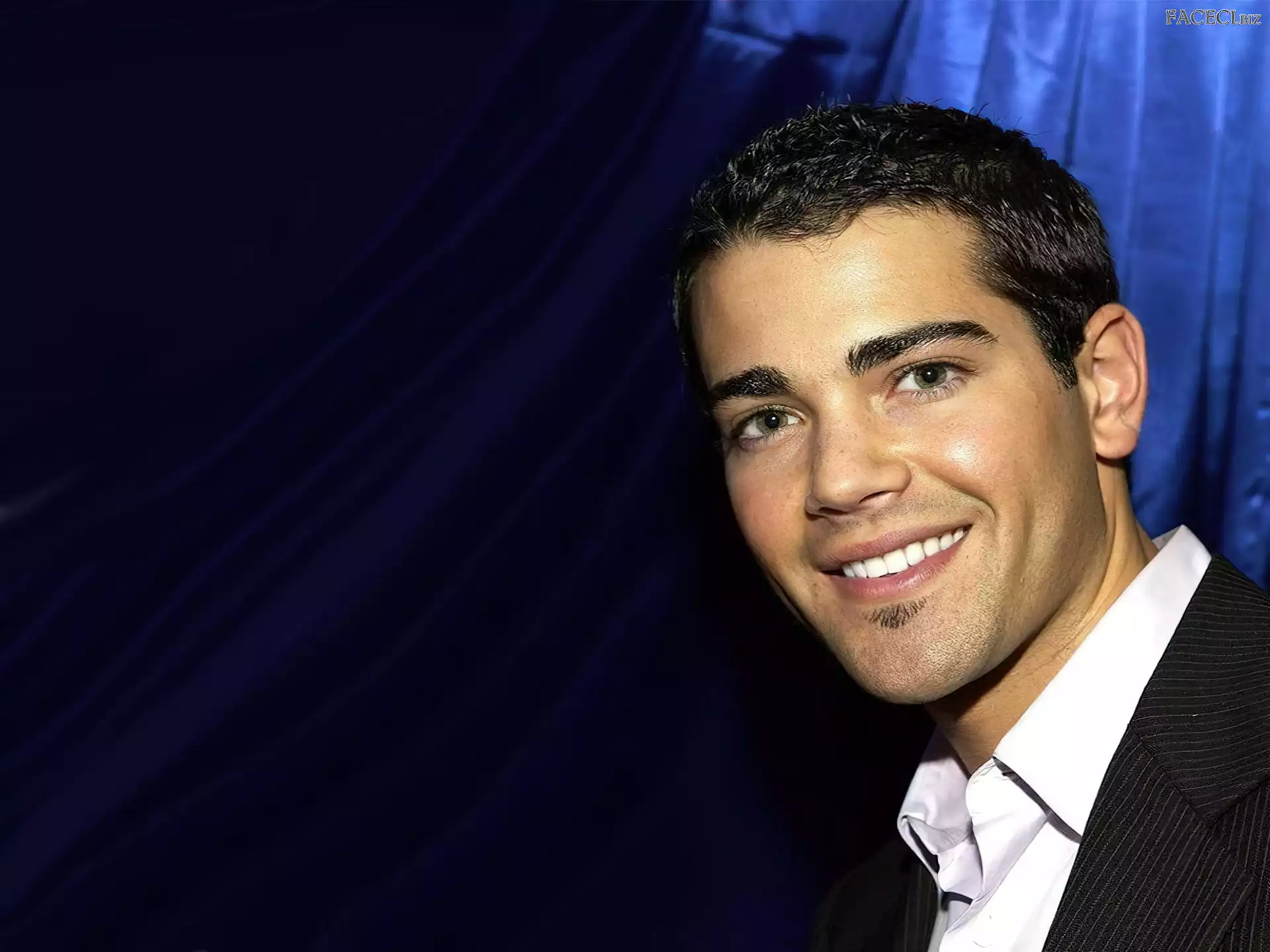 Jesse Metcalfe, białe zęby