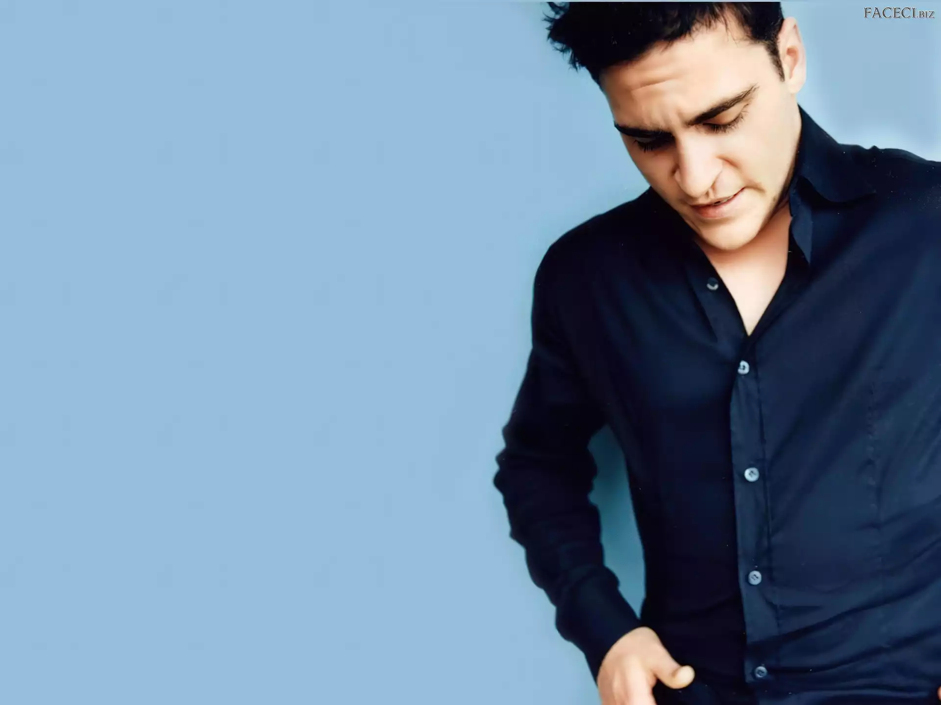 Joaquin Phoenix, czarna koszula