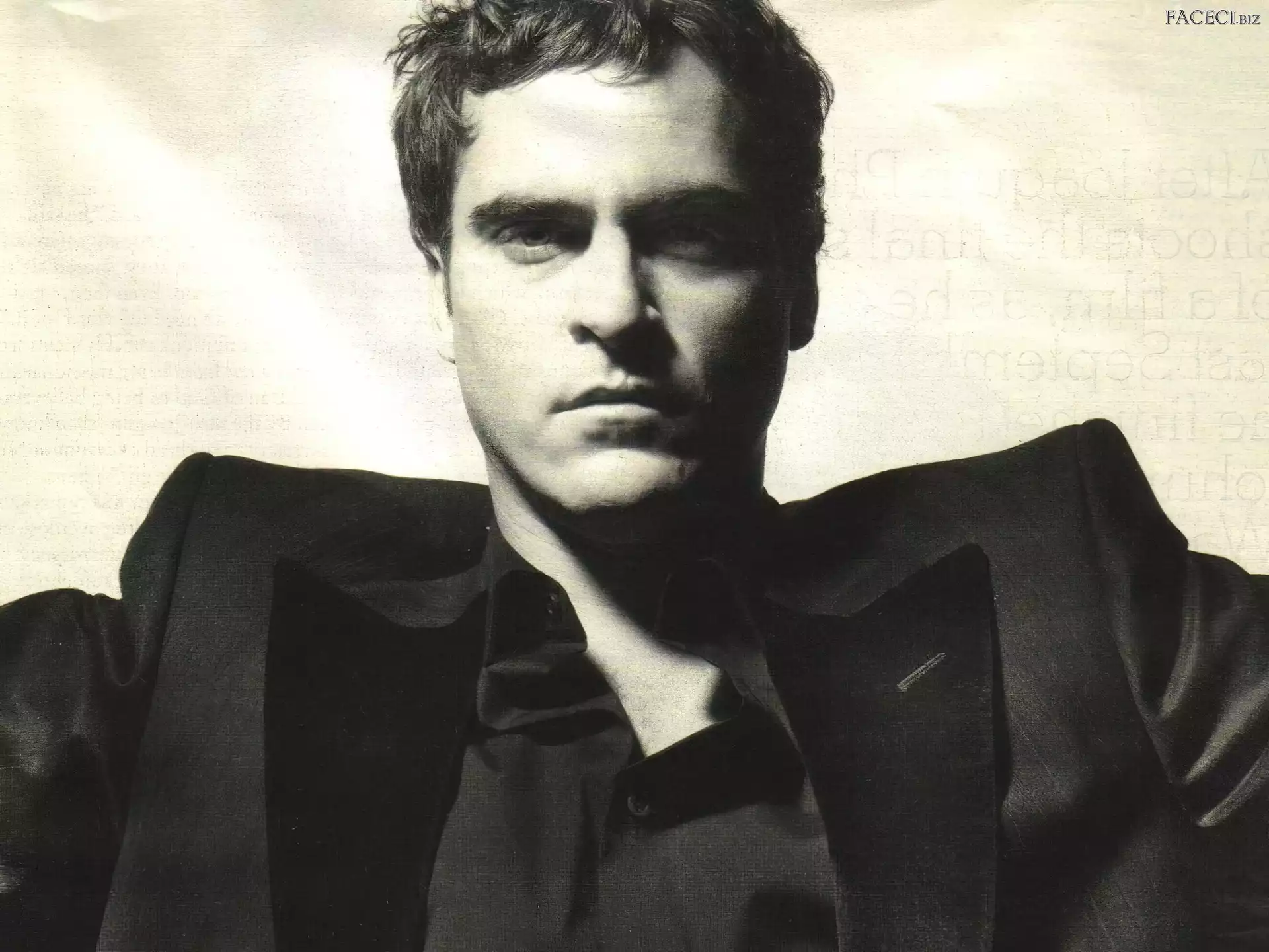 Joaquin Phoenix, czarny strój