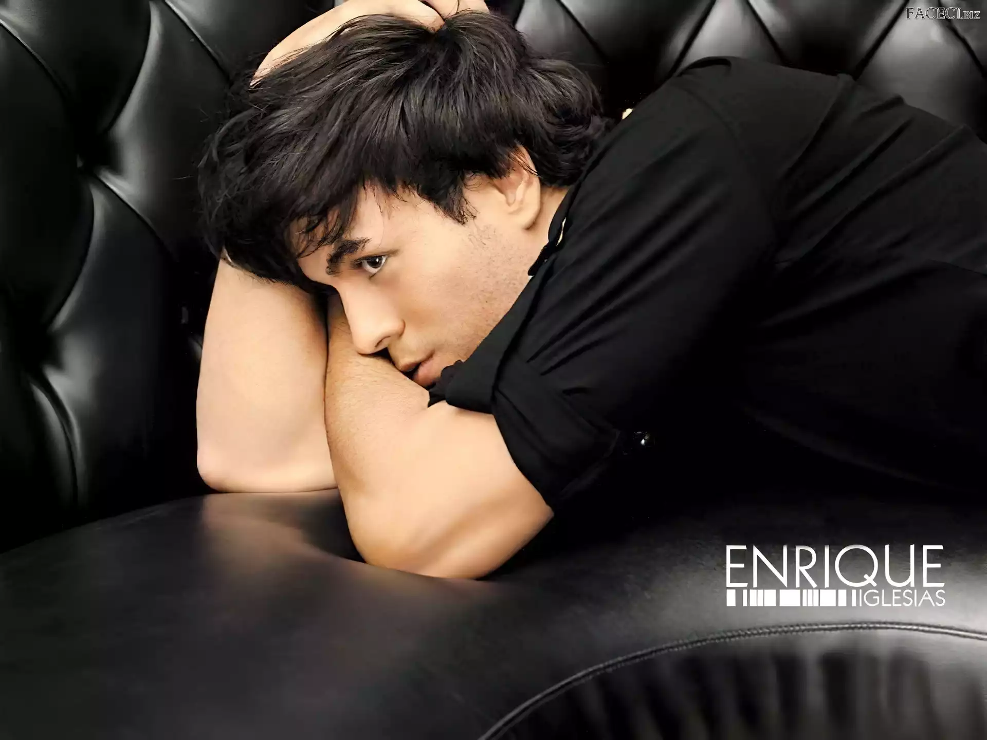 Kanapa, Enrique Iglesias, Czarna