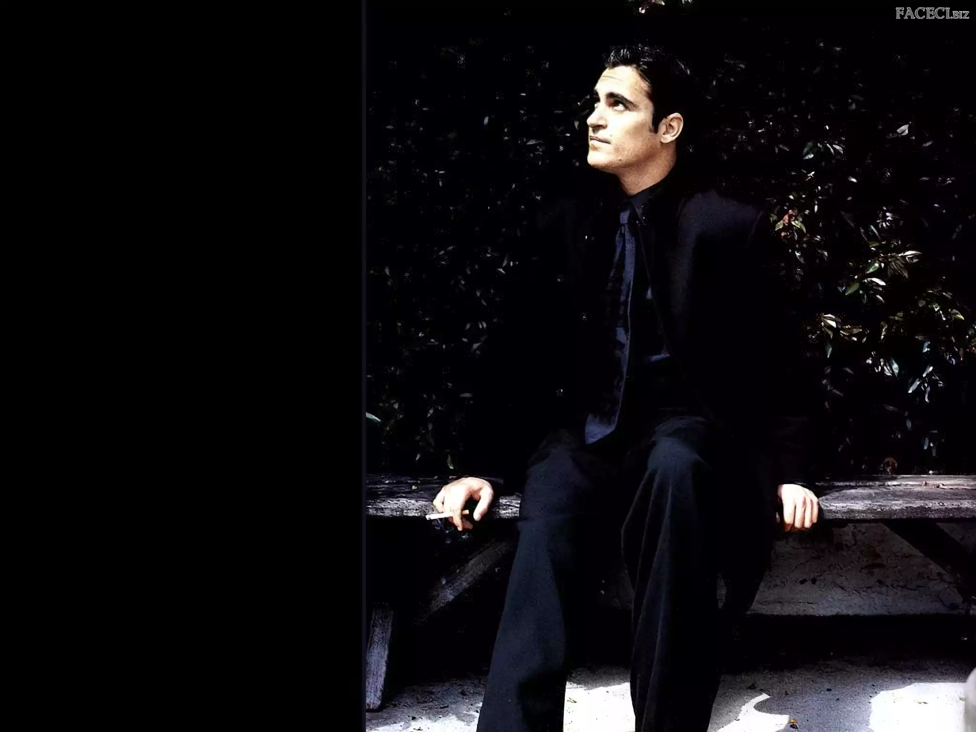 ławka, Joaquin Phoenix, czarny strój