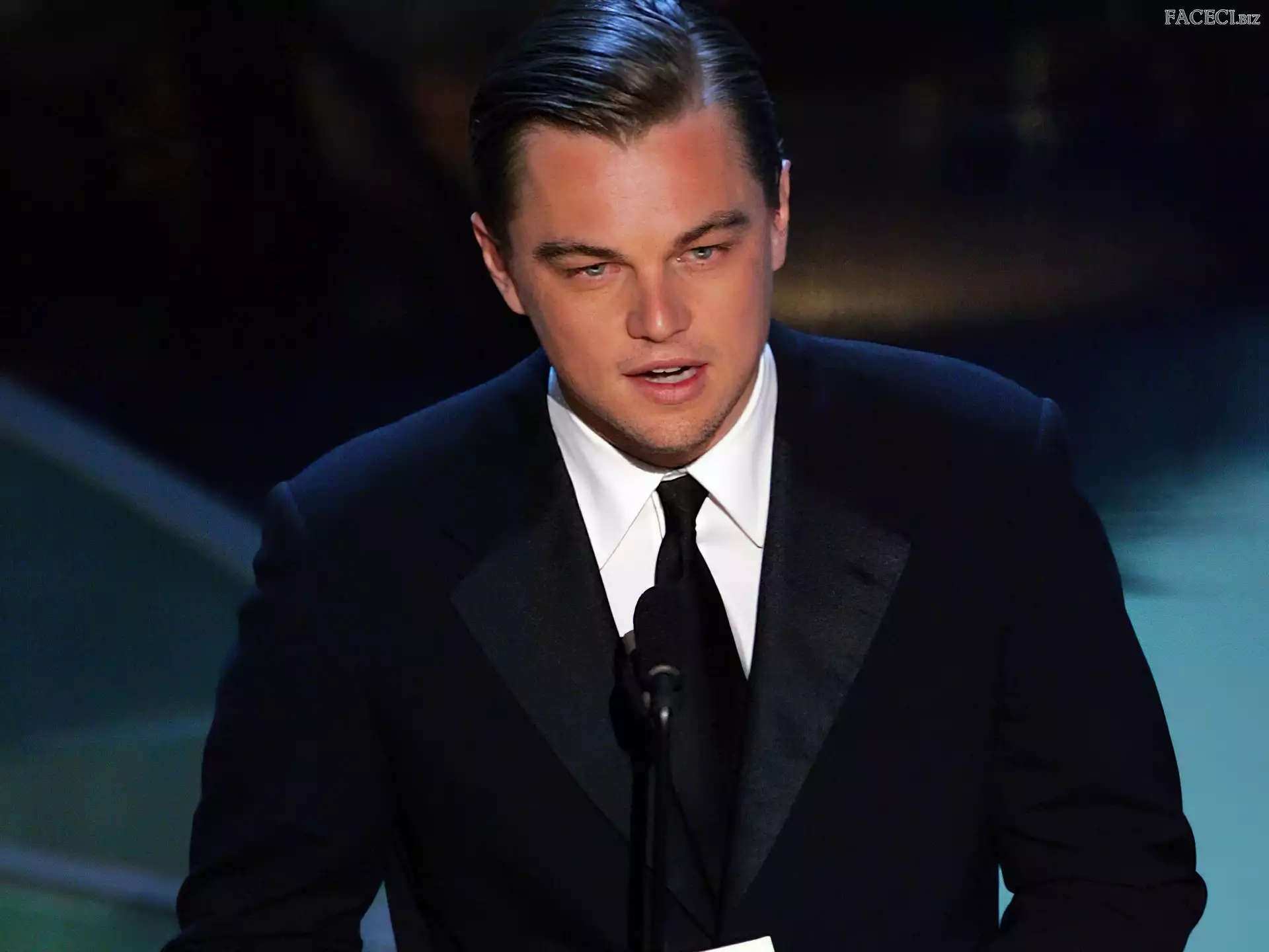 Leonardo DiCaprio, czarny garnitur