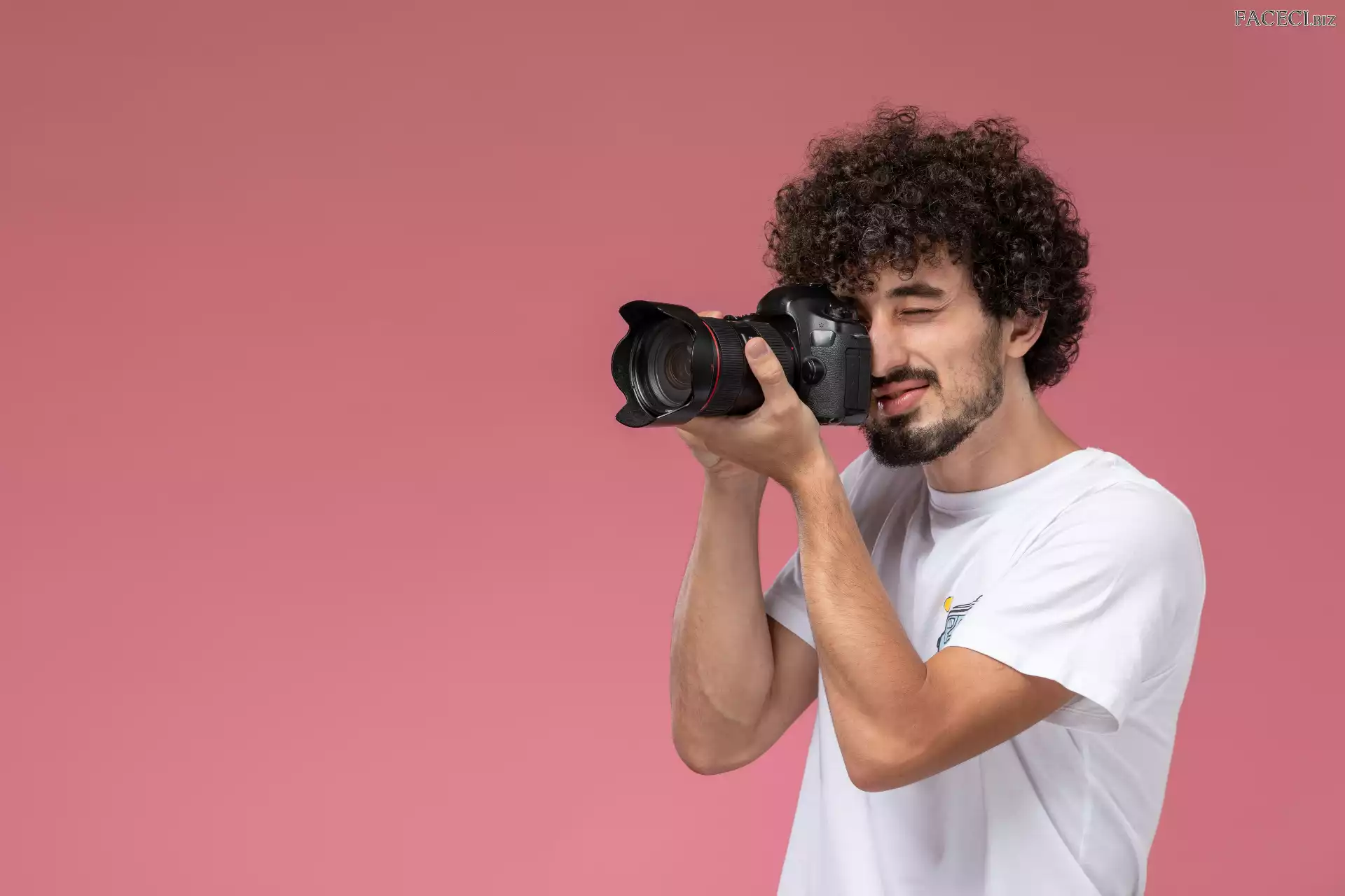 Aparat fotograficzny, Włosy, Mężczyzna, Kręcone, Biała, Koszulka