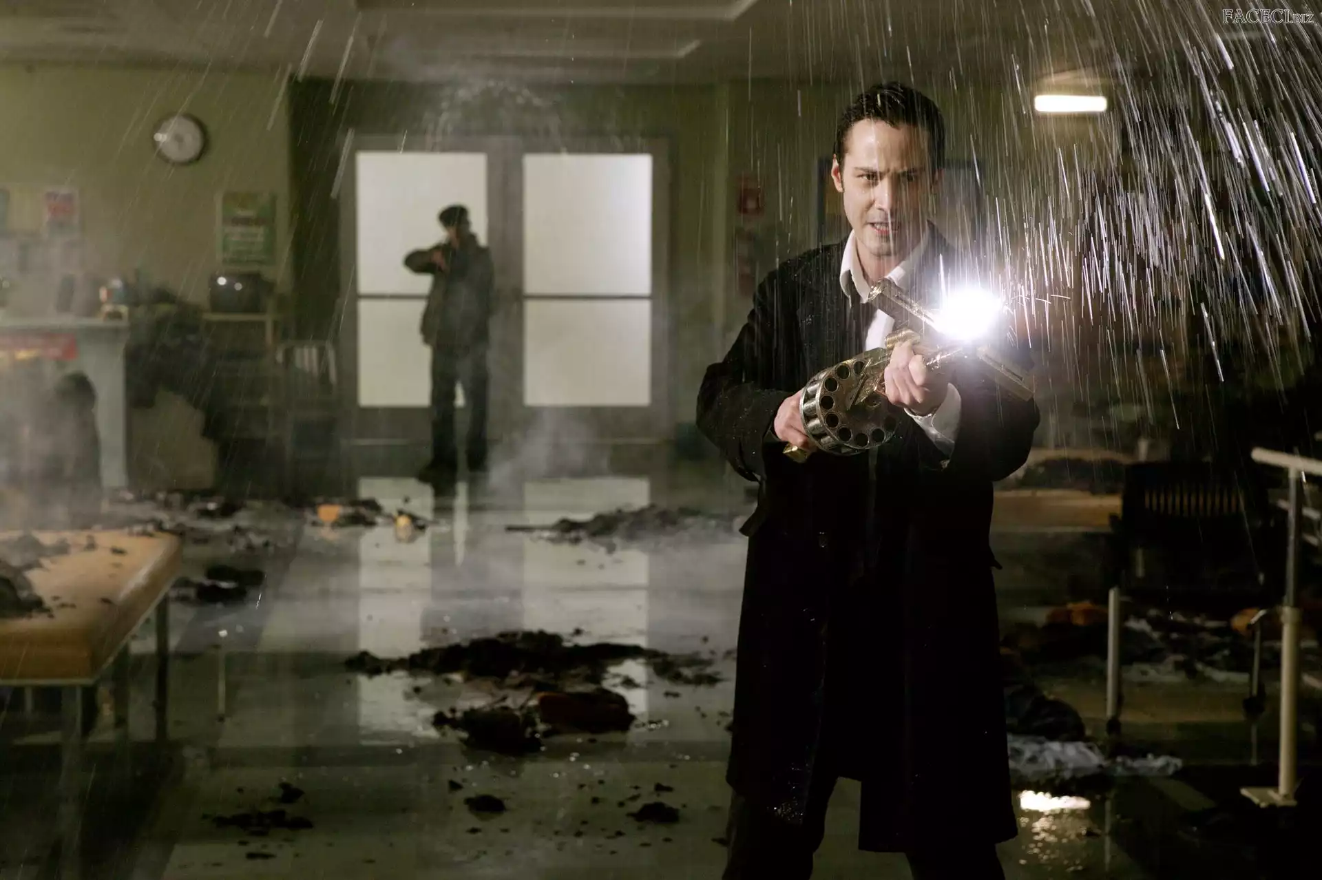 natrysk, mieszkanie, Keanu Reeves, Constantine, strzela