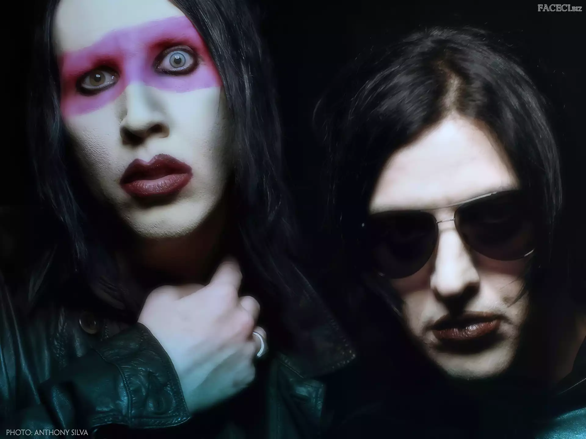 Marilyn Manson, Okulary, Usta, Czerwone