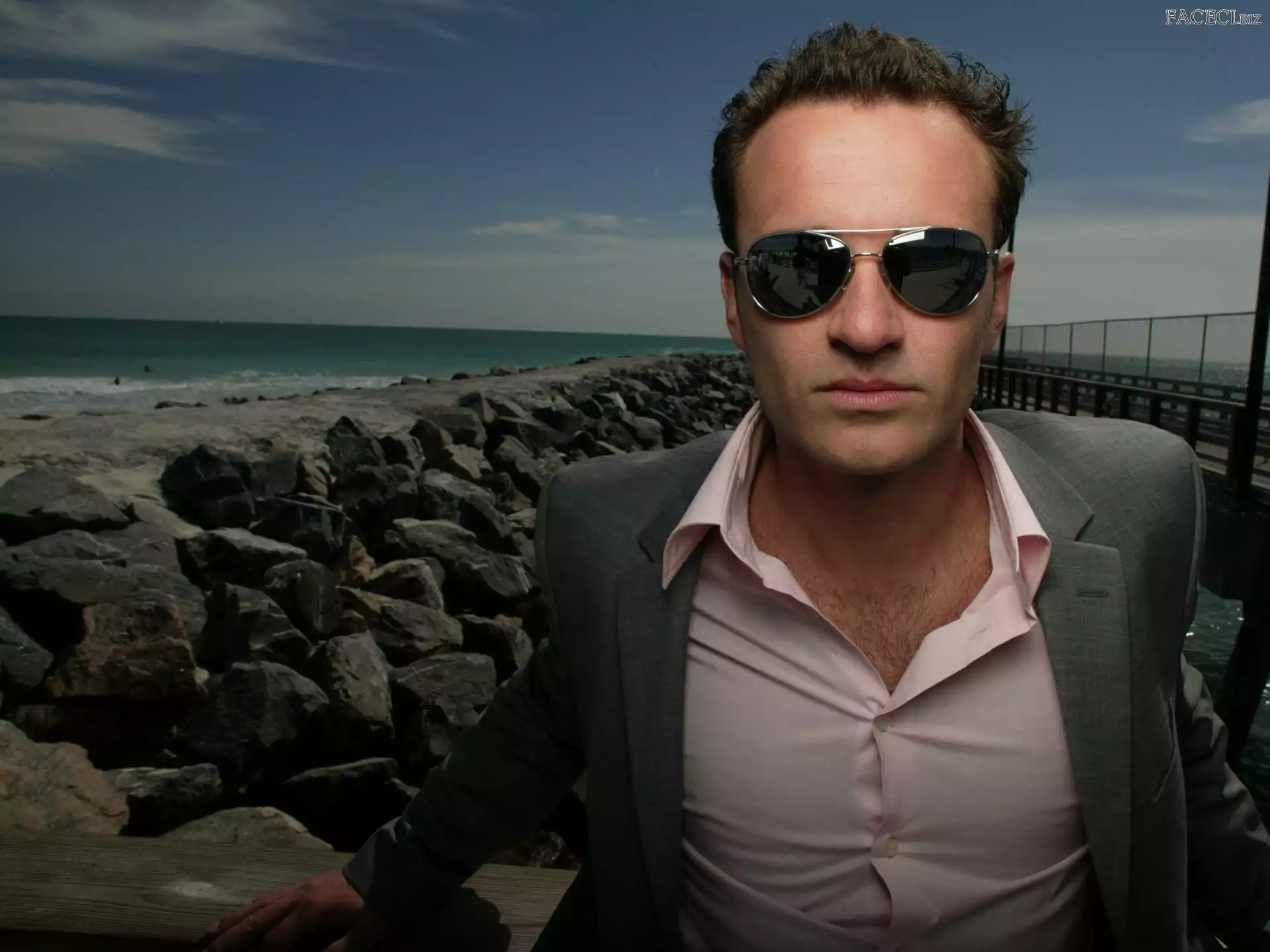 Rozpięta, Okulary, Julian McMahon, Koszula