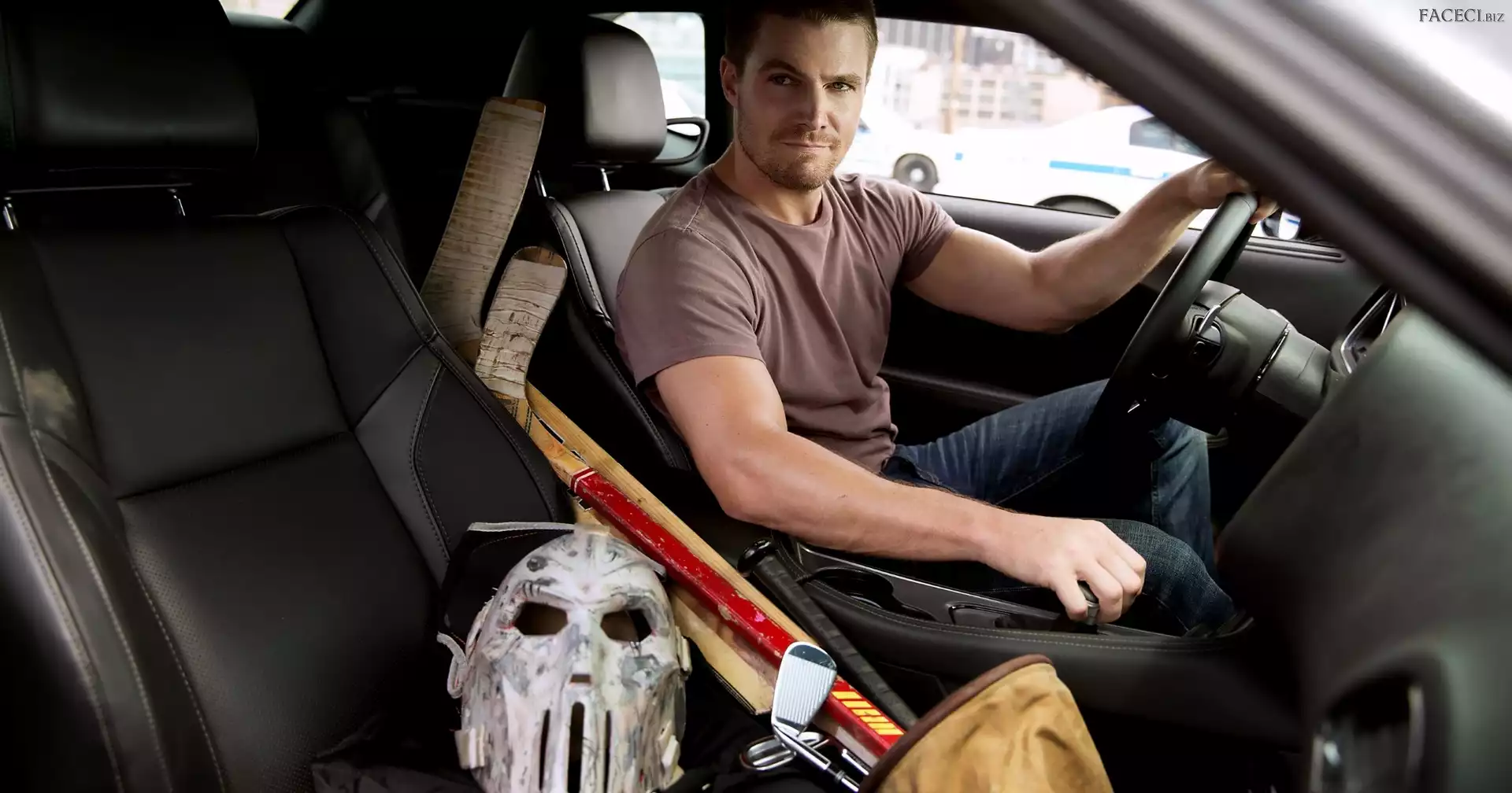 Stephen Amell, Mężczyzna, Aktor
