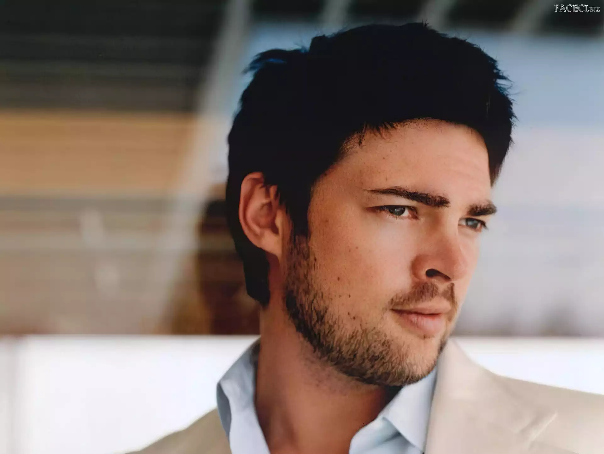 Włosy, Karl Urban, Ciemne