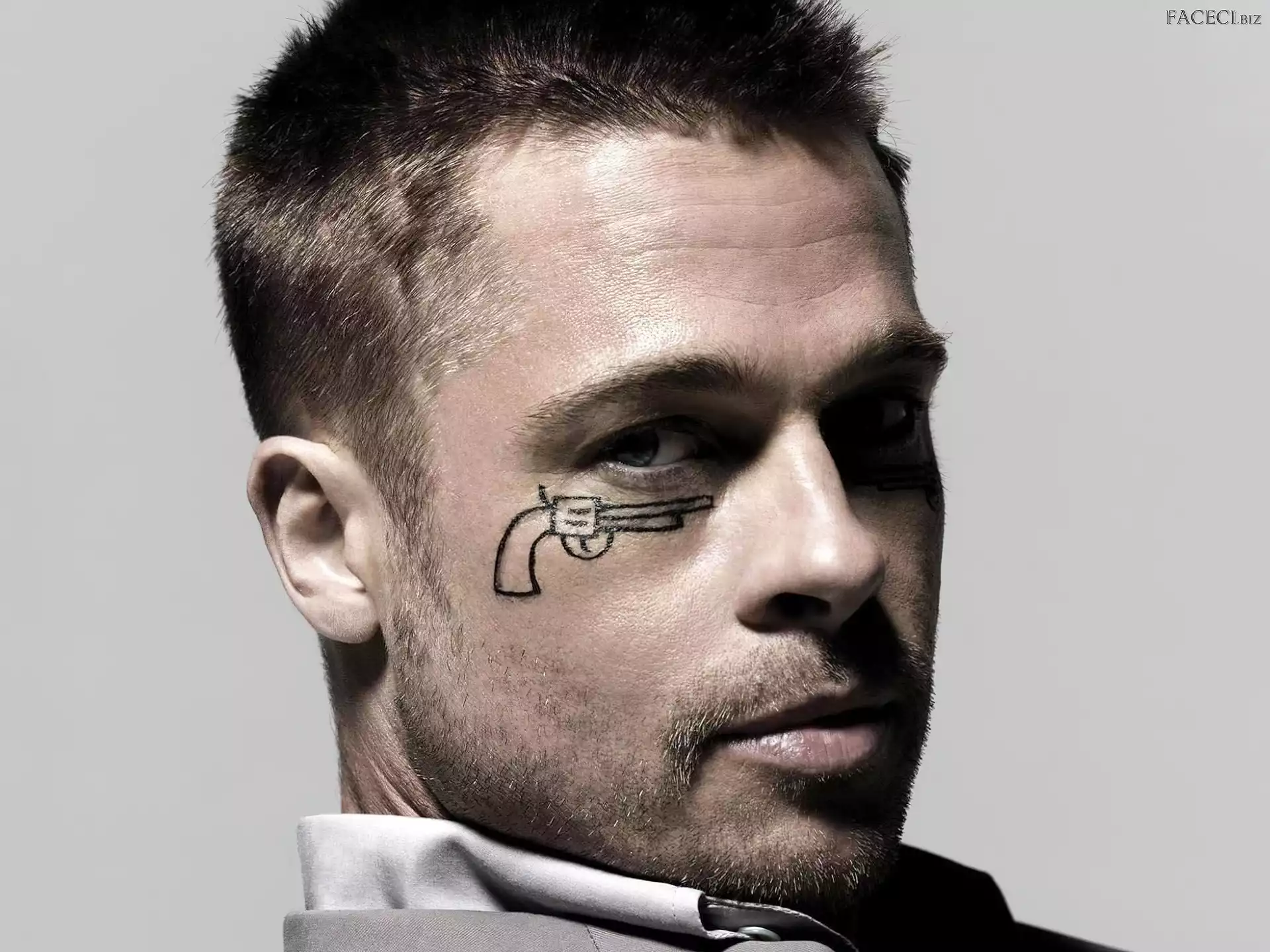 Zarost
66
+, Brad Pitt, Tatuaż